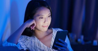 Gece de akşam cep telefonu kullanan kadın