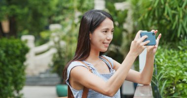 Cep telefonu almak fotoğraf için kullanan kadın