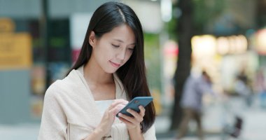 açık havada Smartphone kullanan kadın 