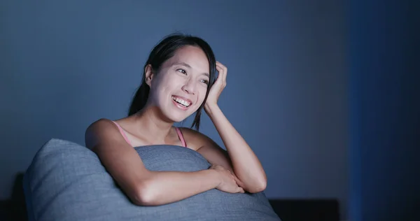 Mujer Viendo Vídeo Ordenador Por Noche — Foto de Stock