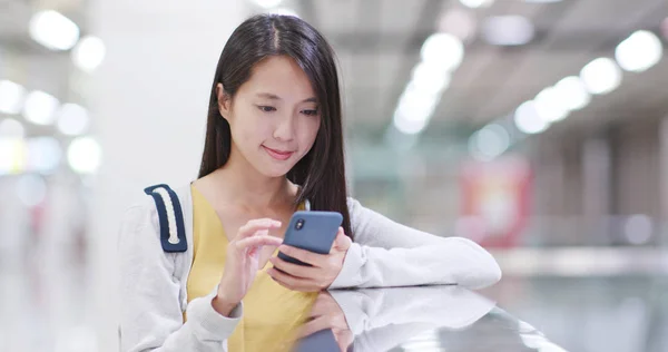 Vrouw Met Behulp Van Mobiele Telefoon Winkelcentrum — Stockfoto