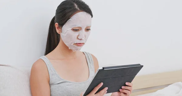 Perempuan Mengenakan Masker Wajah Dan Menonton Tablet Rumah — Stok Foto
