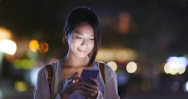 Mulher Usando Smartphone Livre — Fotografia de Stock