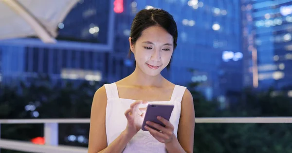 Mujer Usando Teléfono Celular Por Noche — Foto de Stock