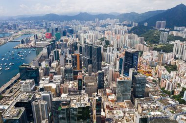 Kowloon Körfezi, Hong Kong - 02 Eylül, 2018: Hong Kong şehir merkezinde ile gökdelen