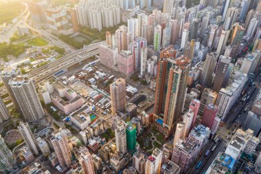 Mong Kok, Hong Kong 04 Eylül 2018:-Top Hong Kong manzarası güneş parlama ile görünümünü