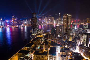 Kowloon Körfezi, Hong Kong - 05 Eylül, 2018: Drone fly gece gösterisi ile Hong Kong kowloon Yarımadası üzerinde