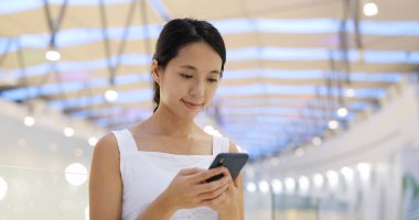 Cep telefonuyla plaza alışveriş kadın