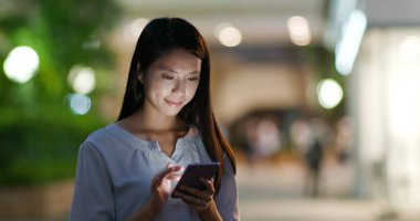 Online cep telefonu kullanan kadın