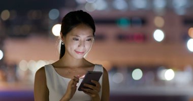 Cep telefonu için online kullanan kadın