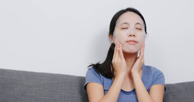 Kağıt maske kullanan kadın