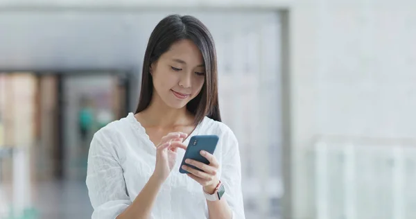 Woman Using Smartphone Campus — Stock Photo, Image