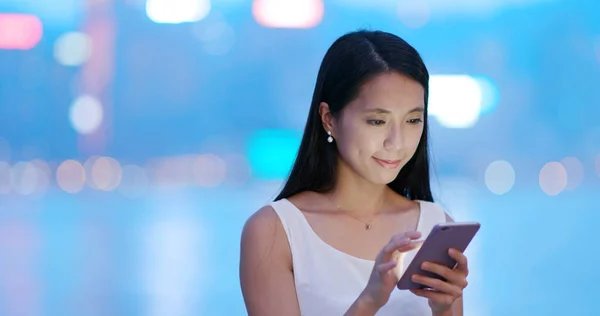 Mujer Mira Teléfono Móvil Ciudad Por Noche — Foto de Stock