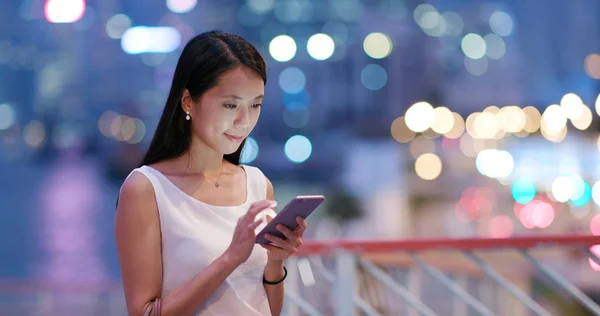 Mulher Olha Para Telefone Celular Cidade Noite — Fotografia de Stock