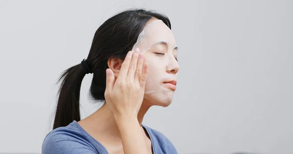 Woman Apply Face Mask — Stock Photo, Image