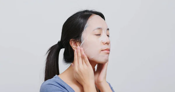 Vrouw Toepassen Papier Gezichtsmasker — Stockfoto