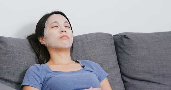 Wanita Mengenakan Topeng Wajah Wajah Dan Berbaring Sofa — Stok Foto