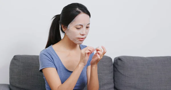 Vrouw Gezichtsmasker Toepassen Thuis Manicure — Stockfoto