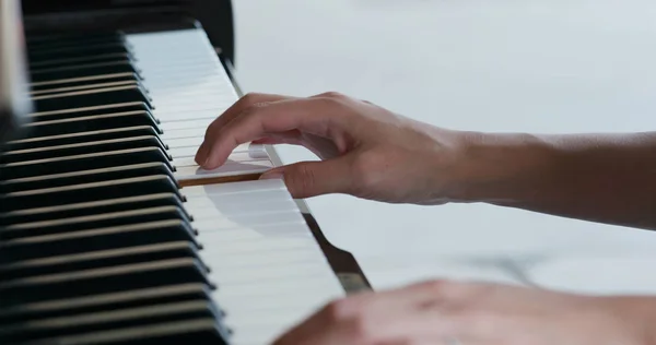 Femme Jouer Piano Extérieur — Photo