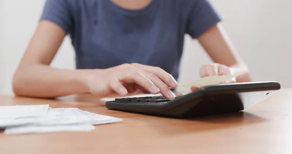 Woman Using Calculator Daily Expense — Stock Photo, Image