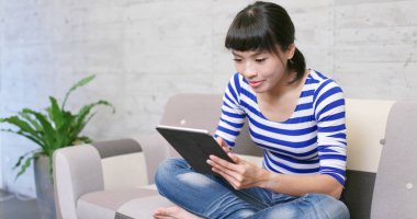 Evde tablet bilgisayarda izlerken kadın