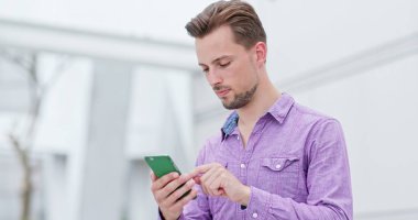 Cep telefonu açık, kullanan adam