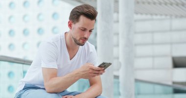 Beyaz adam kontrol üstünde hareket eden telefon City