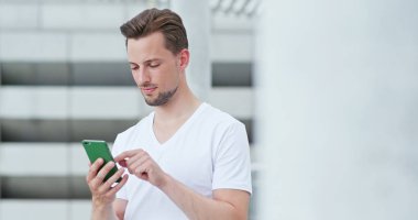 Beyaz adam iş şehir cep telefonu üzerinde