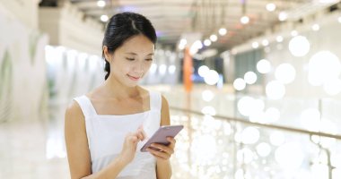 Alışveriş Merkezi içinde cep telefonu kullanan kadın