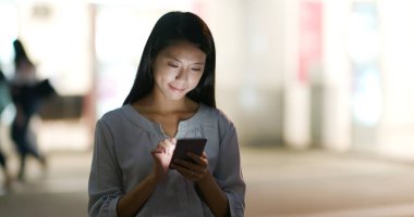 Cep telefonu online geceleri kullanan kadın