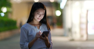 Online cep telefonu kullanan kadın