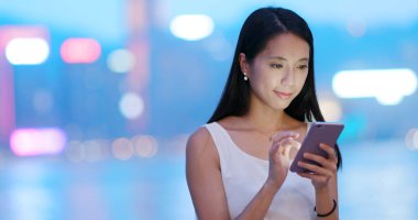 Cep telefonuyla şehirde gece kadın