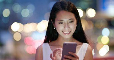 Geceleri Smartphone online kullanan kadın