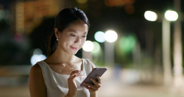 Cep telefonu online geceleri kullanan kadın