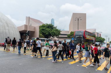 Tsim Sha Tsui, Hong Kong 17 Ağustos 2018: - yol geçtikten insanlar