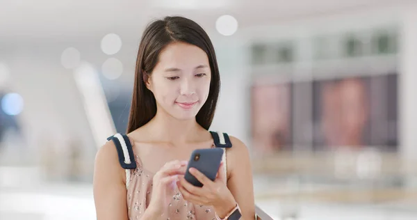 Mujer Usando Teléfono Móvil Para Descuento Compras — Foto de Stock