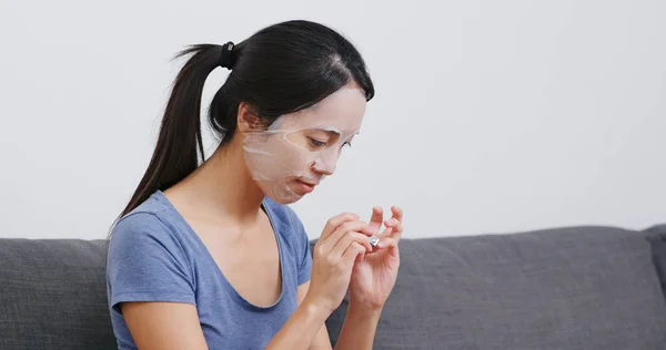 Perempuan Mengenakan Masker Wajah Dan Melakukan Manikur Rumah — Stok Foto