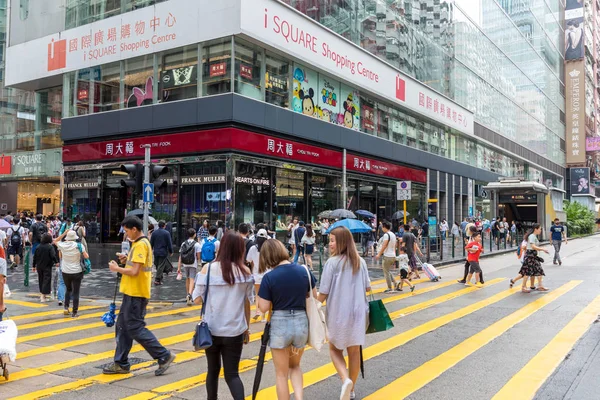 Περιοχή Tsim Sha Tsui Χονγκ Κονγκ Αυγούστου 2018 Άνθρωποι Διασχίζουν — Φωτογραφία Αρχείου