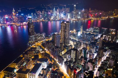 Tsim Sha Tsui, Hong Kong, 05 Eylül 2018:-Hong Kong şehir akşam üzerinde Drone fly