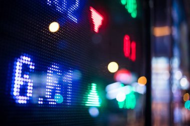 Finansal borsa numaraları ve şehir ışık yansıması