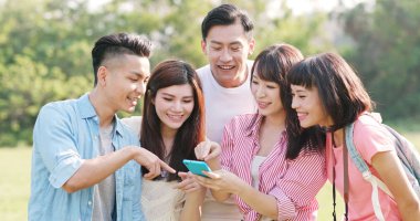 Grup arkadaşıyla birlikte bir gezi için gitmek