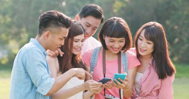 Grup Genç arkadaşlar bir gezi için birlikte gitmek, cep telefonu üzerinde konumunun arıyorsunuz 