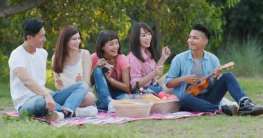 Arkadaş eğlenceli piknik