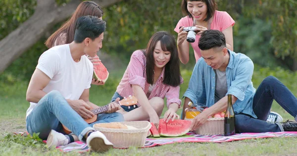 Freunde Picknicken Gemeinsam Park Und Genießen Das Essen Und Trinken — Stockfoto