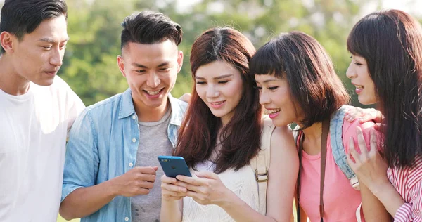 Group Young Friends Trip Together Looking Location Cellphone — Stock Photo, Image