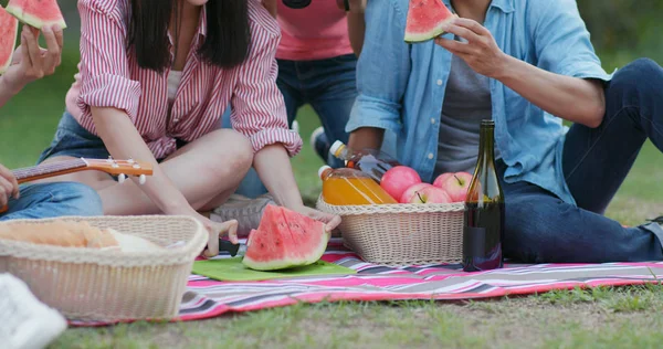 Друзі Їдять Кавун Парку — стокове фото