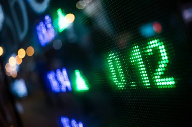 Finansal borsa numaraları ve şehir ışık yansıması