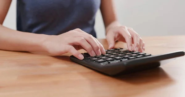 Mujer Usando Calculadora Mesa — Foto de Stock