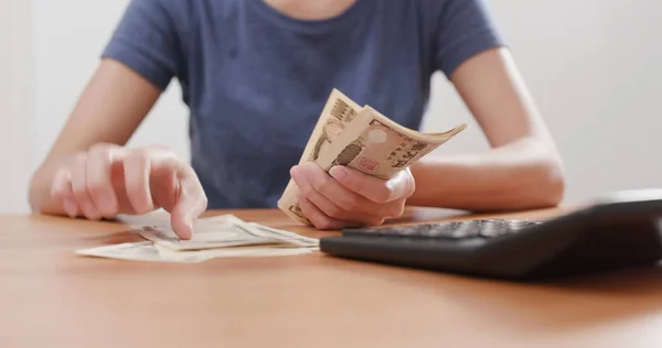 Vrouw Japanse Bankbiljetten Tellen — Stockfoto