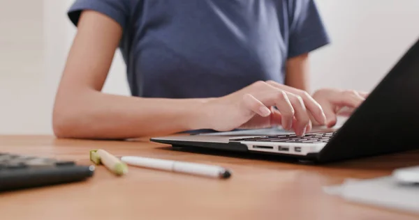 Woman Type Laptop Computer Home — Stock Photo, Image